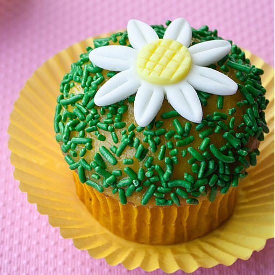 Easy Fondant Daisies - Recipe photo by Cakewhiz