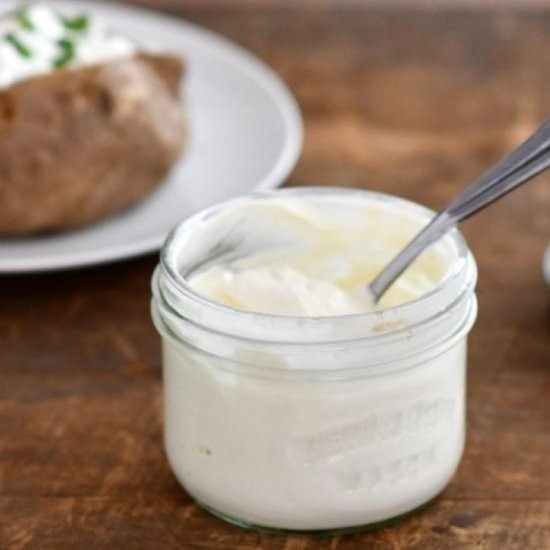 Homemade cultured sour cream - Recipe photo by Emillie