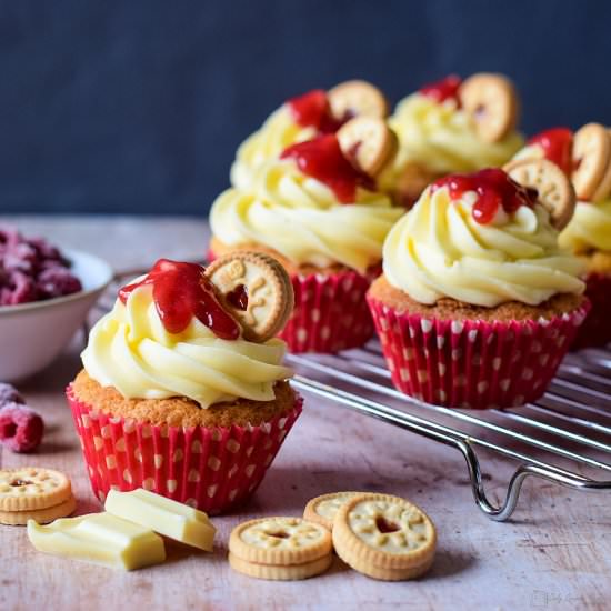 Jammie dodger cupcakes - Recipe photo by Recipe Crumbs