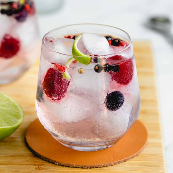 Gin and Tonic with Berries - Recipe photo by jernejkitchen