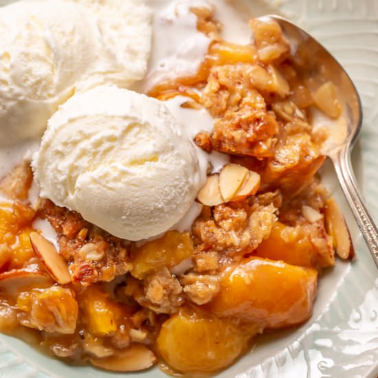 Easy PEACH CRISP - Recipe photo by Savingroomfordessert