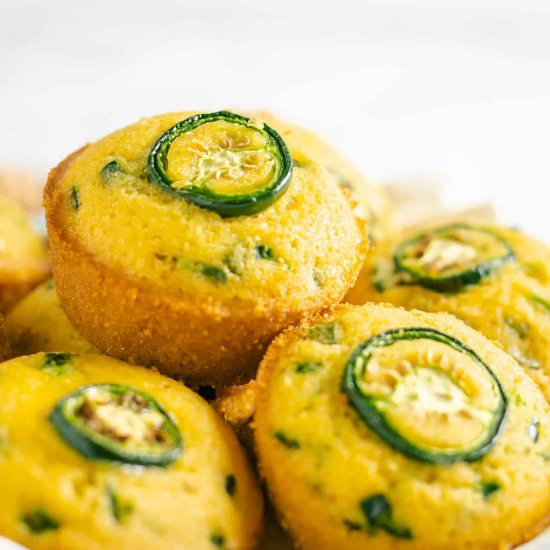 JALAPEÑO CORNBREAD MUFFINS - Recipe photo by theyummybowl