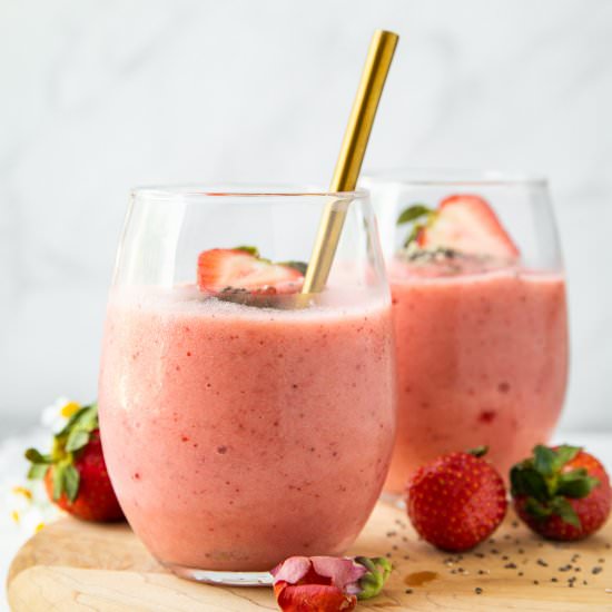 Strawberry Pineapple Smoothie - Recipe photo by Jar Of Lemons