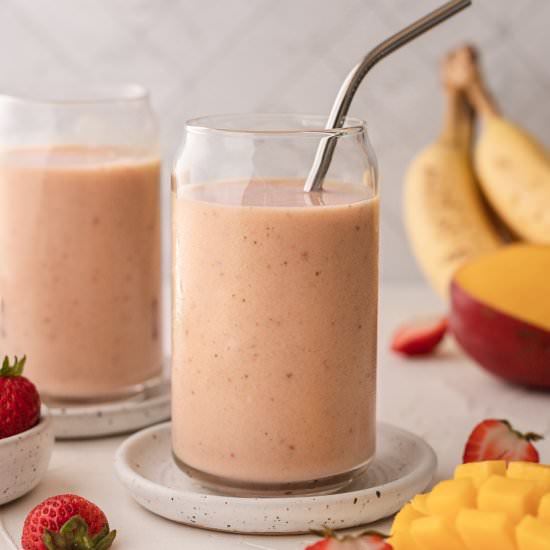 Mango Strawberry Banana Smoothie - Recipe photo by bake and bacon