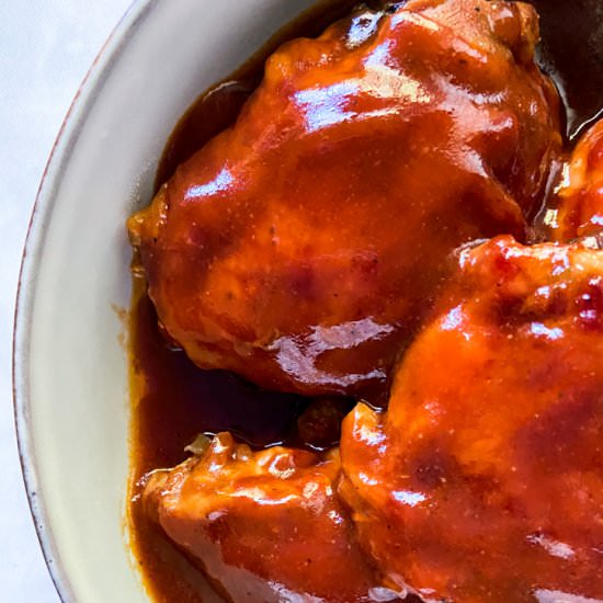 Slow Cooker BBQ Chicken Thighs - Recipe photo by Sugarylogic
