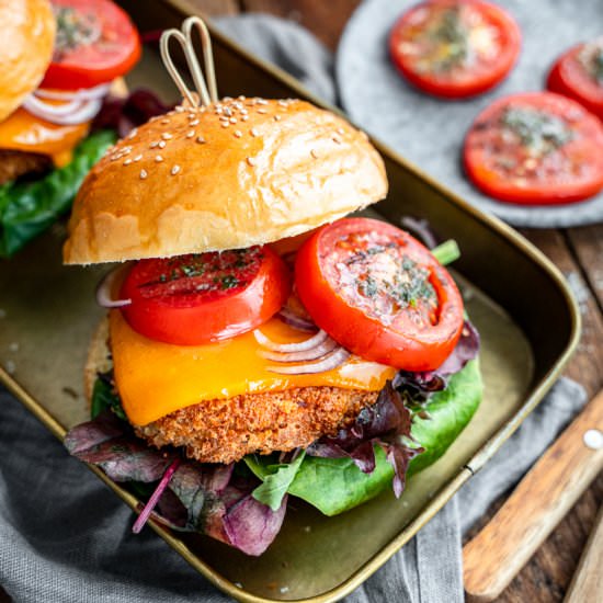Crispy tofu burger with grilled tom - Recipe photo by Ina Isst