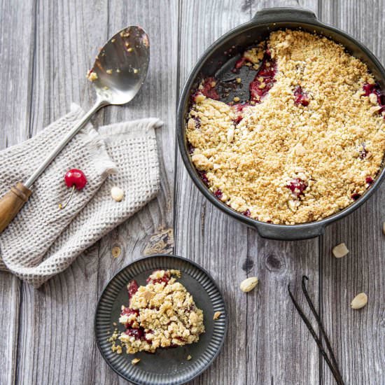 Cherry crumble, vanilla and cloves - Recipe photo by Secretos Del Sur
