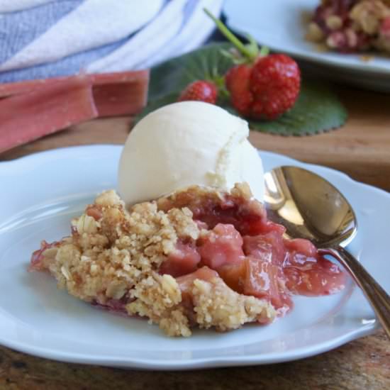 strawberry rhubarb crisp - Recipe photo by christinascucina
