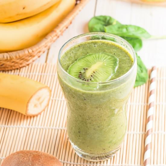Banana Spinach Smoothie with Kiwi - Recipe photo by dizzybusyandhungry