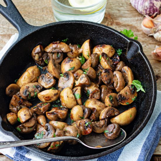 Sautéed mushrooms with garlic - Recipe photo by k33kitchen