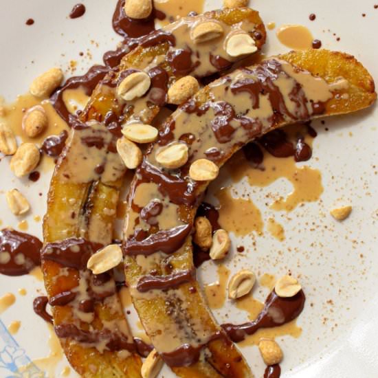Easy caramelized air fryer bananas - Recipe photo by DamnTastyVegan