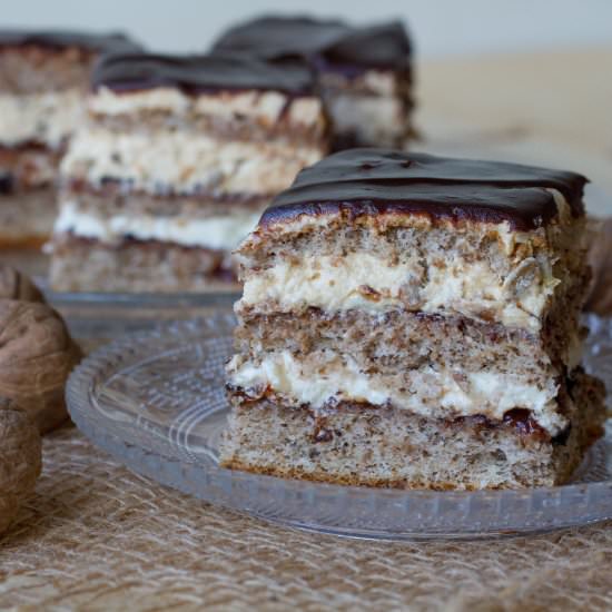 Walnut cake with prunes - Recipe photo by mecooks.com