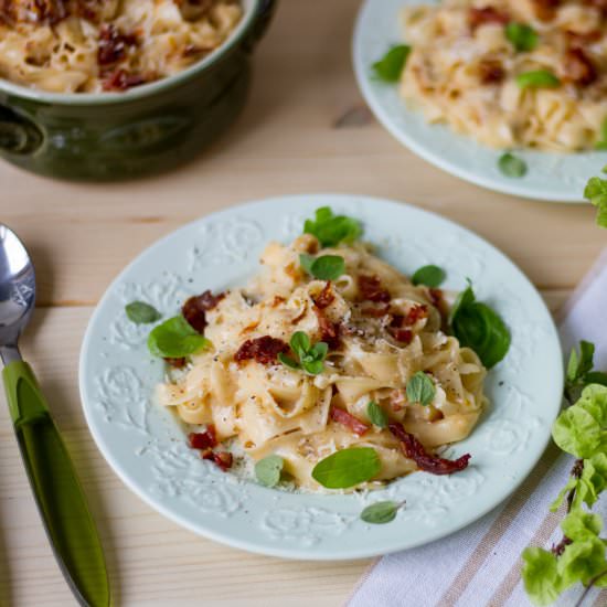 Carbonara with bacon and tomatoes - Recipe photo by mecooks.com