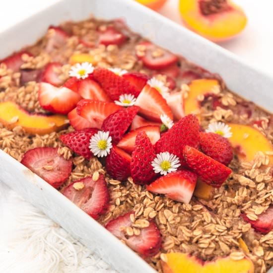 Baked Strawberry and Peach Oatmeal - Recipe photo by oatmalk