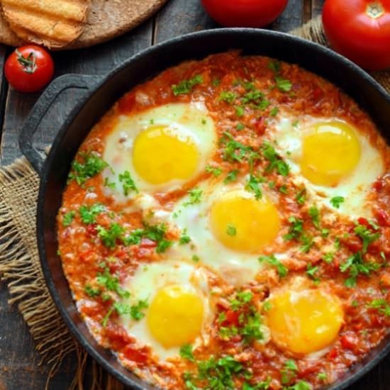 Shakshuka (Poached Eggs & Tomatoes) - Recipe photo by FreeFoodTips
