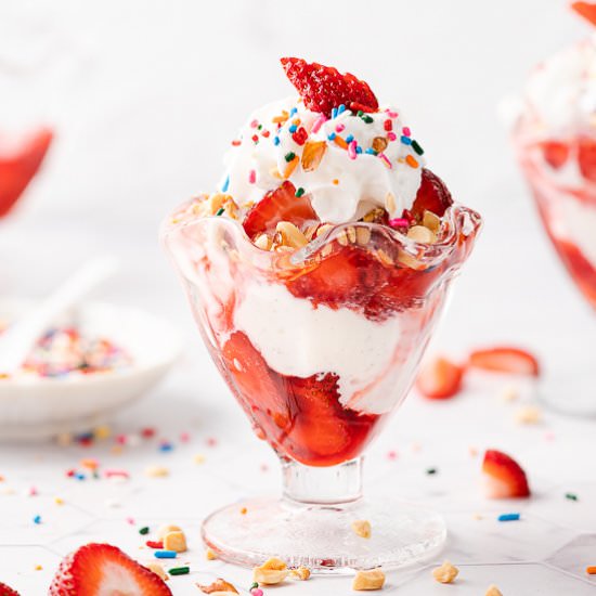 Strawberry Sundae - Recipe photo by Nibbleanddine
