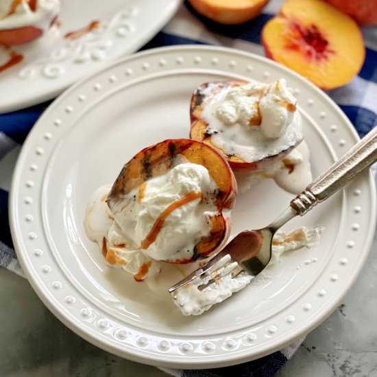Grilled Peaches with Caramel Sauce - Recipe photo by katiescucina