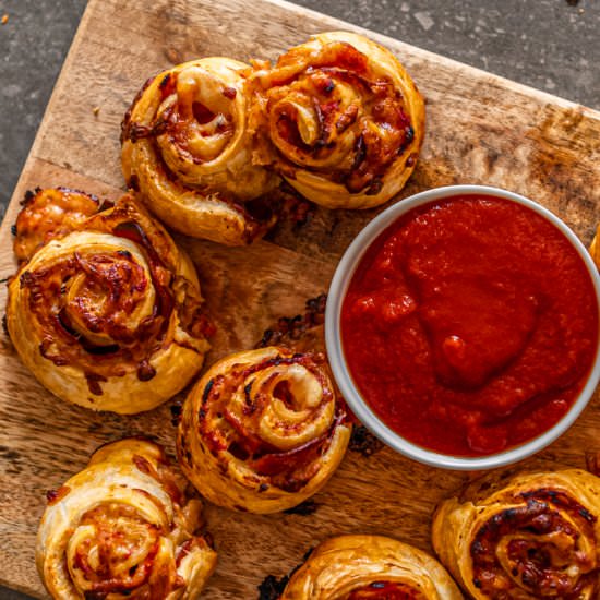 CHEESY PEPPERONI PIZZA PINWHEELS - Recipe photo by TaylahsKitchen