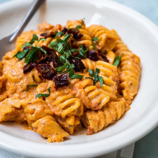 Vegan Creamy Tomato Pasta - Recipe photo by Sixhungryfeet