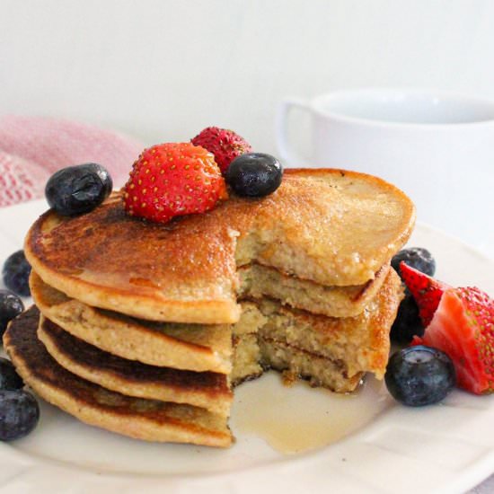 Vegan oatmeal banana pancakes - Recipe photo by DamnTastyVegan