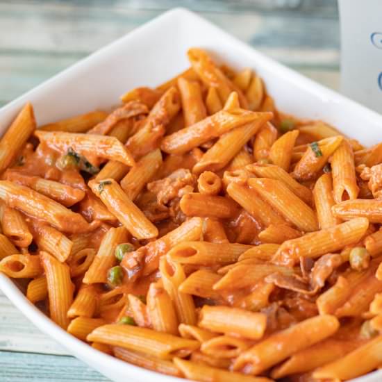 Penne alla Vodka prosciutto, peas - Recipe photo by Belquistwist