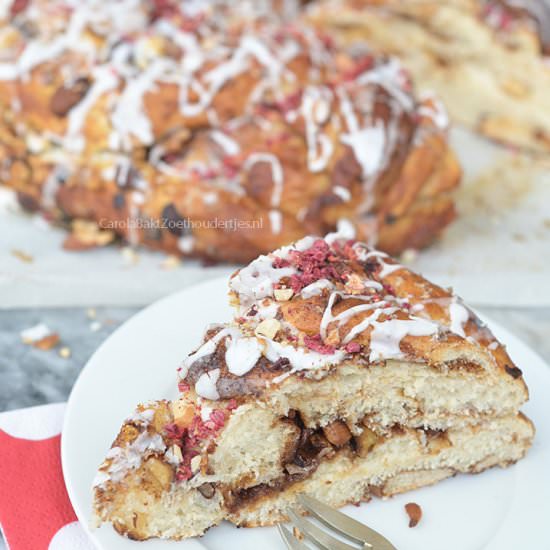 Sweet filled Pretzel bread - Recipe photo by zoethoudertje