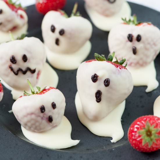 strawberry ghosts - Recipe photo by everyday-delicious.com