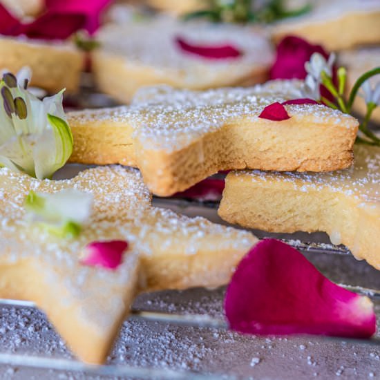 VANILLA ROSE SHORTBREAD COOKIES - Recipe photo by TaylahsKitchen