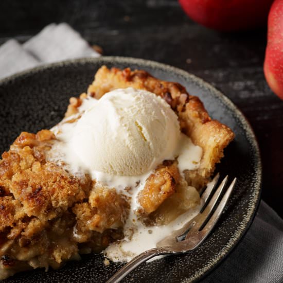 Apple Crumb Pie - Recipe photo by Barbara Curry