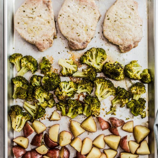 5 Ingredient Sheet Pan Pork Chops - Recipe photo by Sweetphi