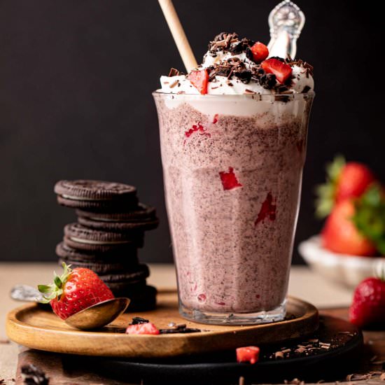 Strawberry Oreo Milkshake - Recipe photo by bites.with.bri_