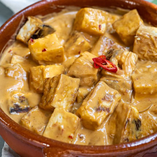 Tofu with Spicy Peanut Sauce - Recipe photo by Sixhungryfeet
