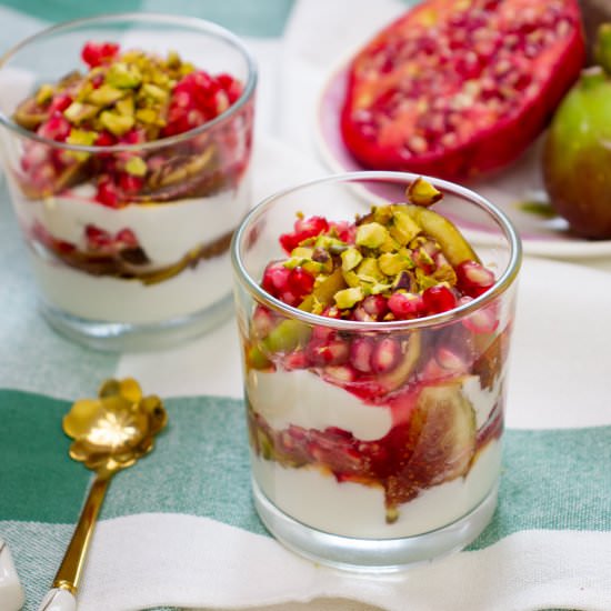 Greek yoghurt with figs - Recipe photo by mecooks.com