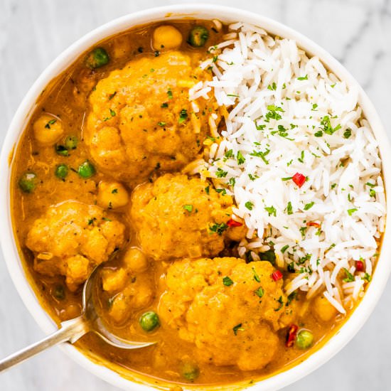 Cauliflower Curry with Chickpeas - Recipe photo by The Endless Meal