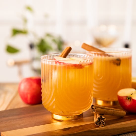 Apple Cider Bourbon Cocktail - Recipe photo by Desserts And Drinks