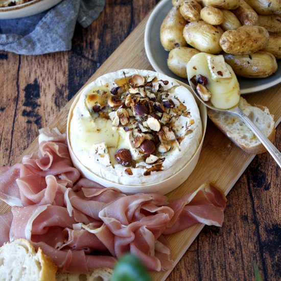 Baked camembert with hazelnuts - Recipe photo by Travel and Food