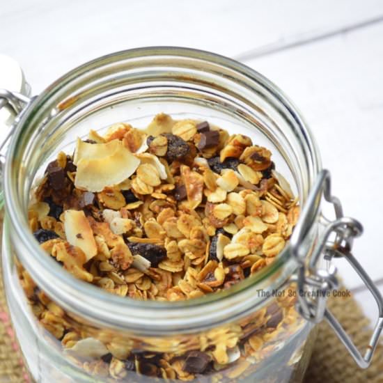 HOMEMADE GRANOLA - Recipe photo by thenotsocreativecook