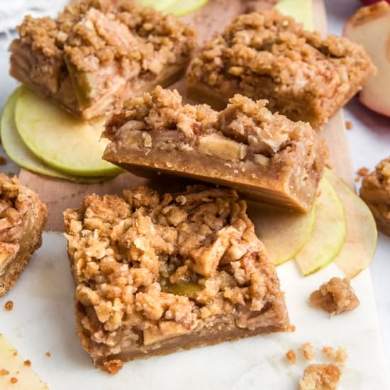 Apple Crisp Bars - Recipe photo by Chopnotch