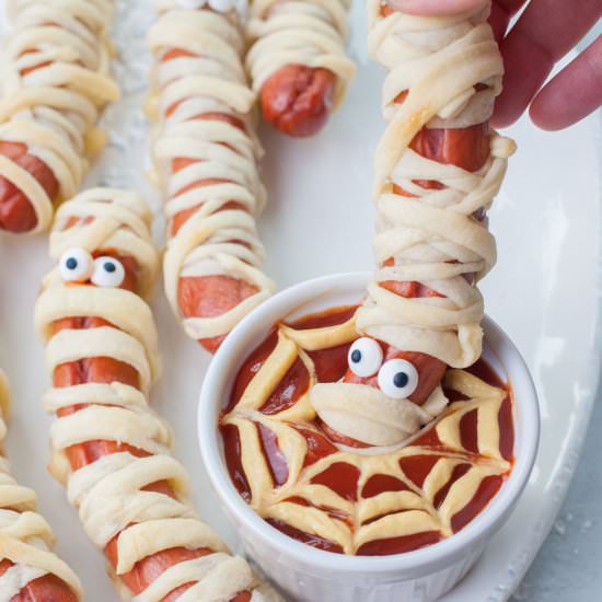 mummy hot dogs - Recipe photo by everyday-delicious.com