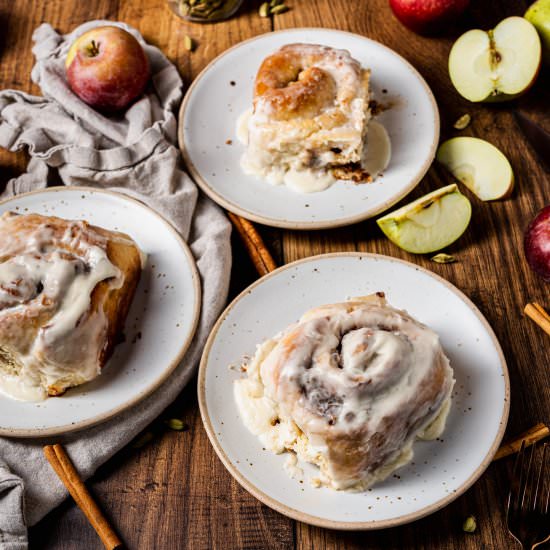 Cardamom Apple Butter Cinnamon Roll - Recipe photo by leisurefanclub