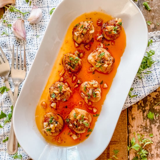 Spanish Garlic Scallops - Recipe photo by Spain on a Fork