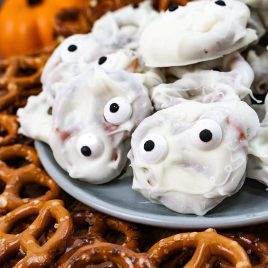 Halloween Mummy Pretzels - Recipe photo by piece.of.lulu