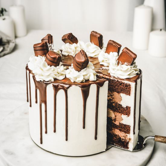 The best Kinder bueno cake - Recipe photo by Sweetly Cakes