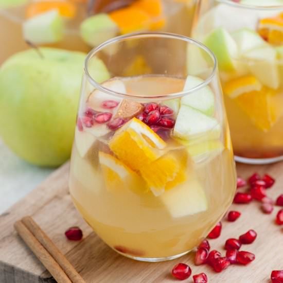 apple cider sangria - Recipe photo by everyday-delicious.com