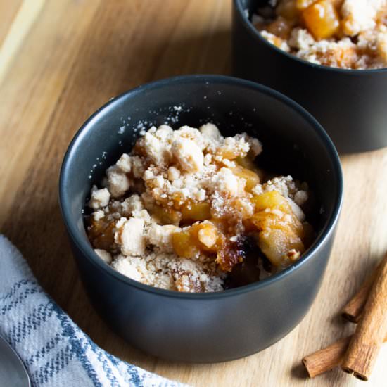 5-Ingredient Crockpot Apple Crumble - Recipe photo by HurriedHealthNut
