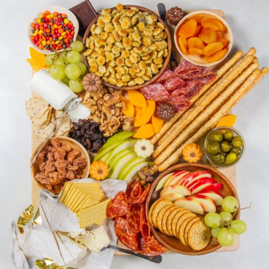 Thanksgiving Snack Board - Recipe photo by Sweetphi