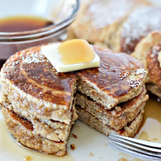 LOW-CARB GINGERBREAD PANCAKES - Recipe photo by Stylish Cravings