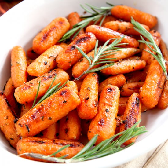 Roasted Rosemary Carrots - Recipe photo by browniebites
