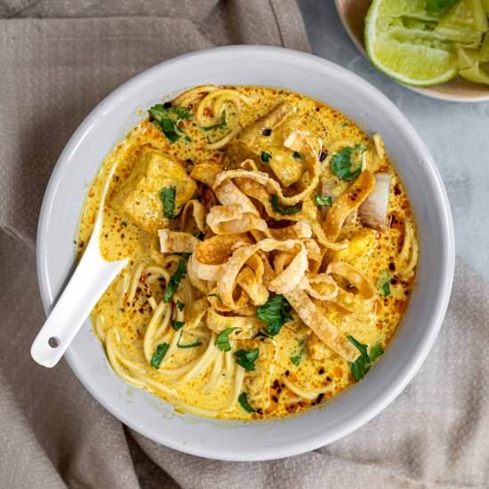Vegan Khao Soi - Recipe photo by Sixhungryfeet