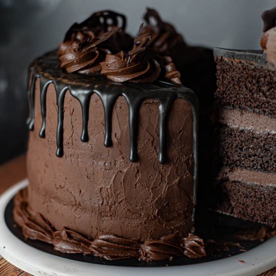 Vegan triple layer chocolate cake - Recipe photo by HazloVegan